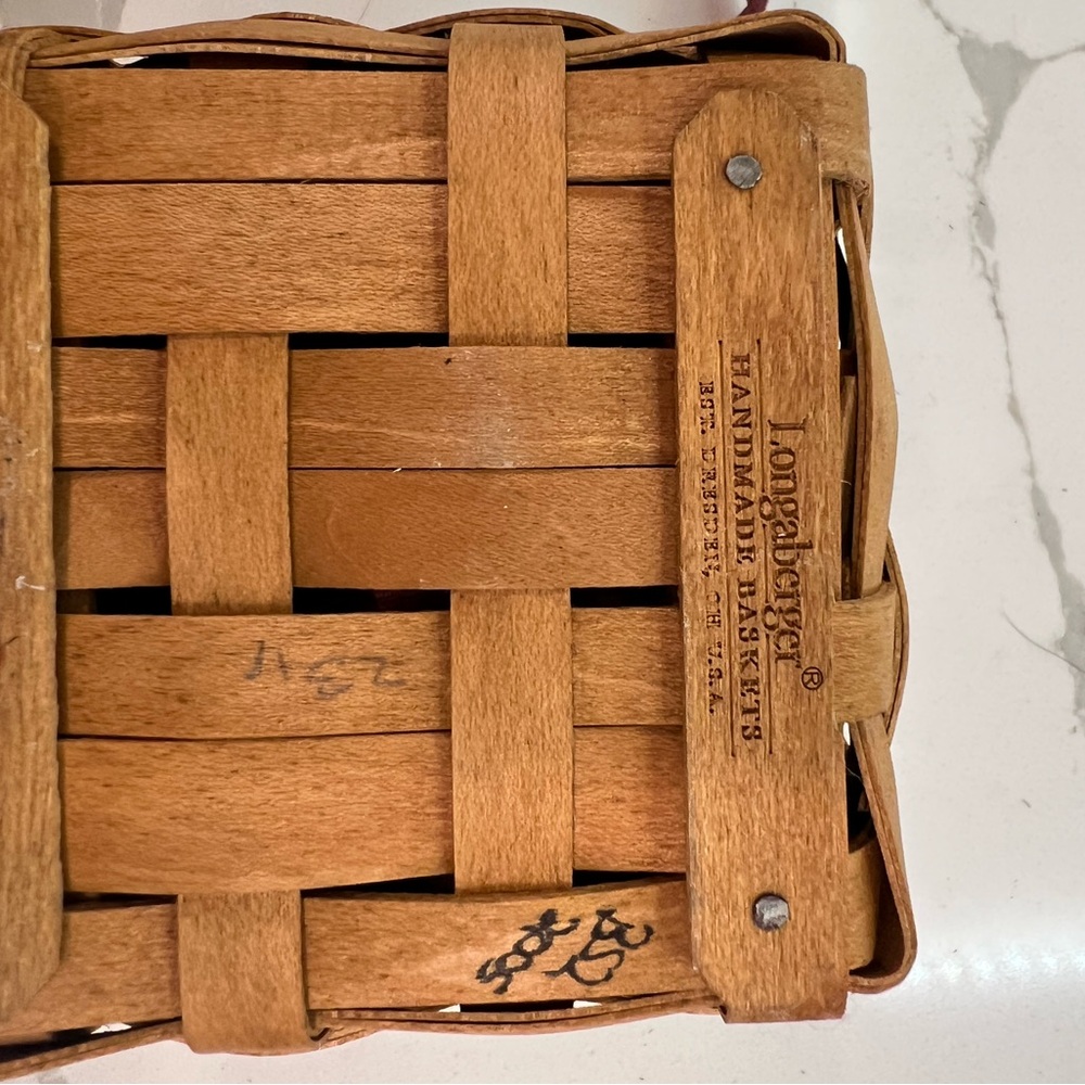 Vintage 2005 Longaberger Basket with Lid - Picture 3 of 4
